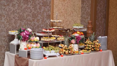 TurceniMarigab的一张桌子,上面有水果和甜点自助餐