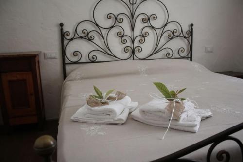 PilzoneCasa del Nespolo的一张带白色毛巾和篮子的床