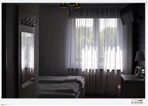 海乌姆利沃夫酒店的窗户前设有两张床的房间
