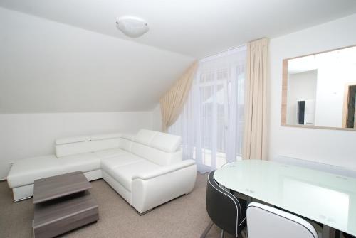 帕索尔维基Villa Marcus的白色的客厅配有白色的沙发和桌子