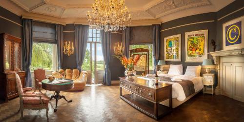 布勒克伦罗格门维奇旅馆的一间卧室配有一张床、一张桌子和一个吊灯。