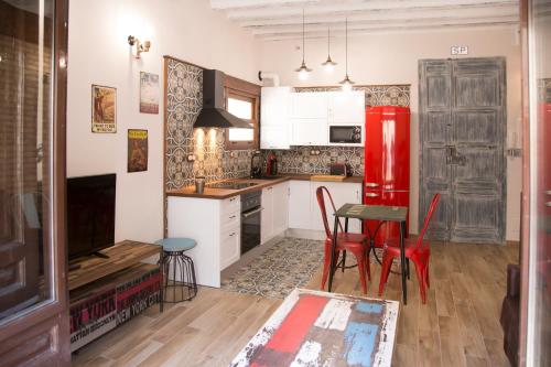 塞埃欣Minicasa el Mesoncico的厨房配有红色冰箱和桌子