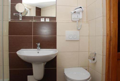 克卢日-纳波卡丽丽阿西尔酒店的一间带水槽和卫生间的浴室