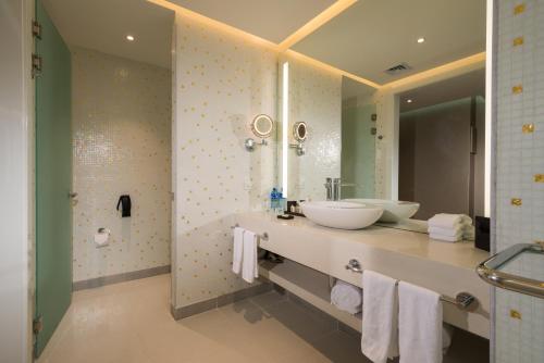 巴拿马城巴拿马美洲金塔酒店的一间带两个盥洗盆和大镜子的浴室