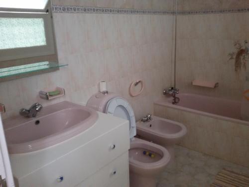 Ribeirinha House的一间浴室