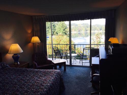 布雷默顿Flagship Inn的酒店客房设有一张床和一个大窗户