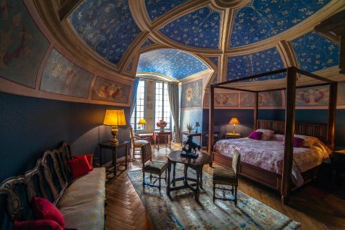 拉弗罗瑟利尔弗瑟利尔城堡酒店的一间卧室配有一张床,天花板上装饰有绘画作品
