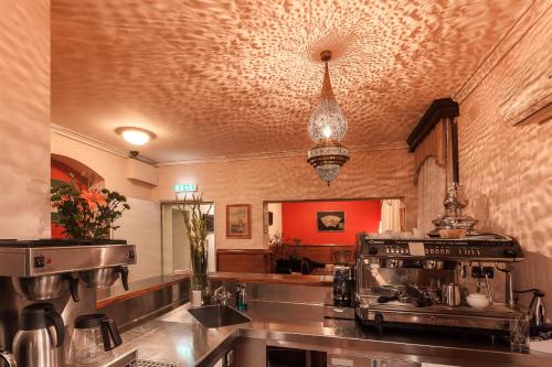 德累斯顿德累斯顿维夫酒店的厨房配有炉灶