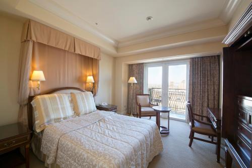 安约马奇Hotel Grand Tiara Minaminagoya的酒店客房设有一张床和一个阳台。