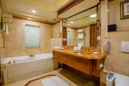 台北长荣桂冠酒店的一间浴室