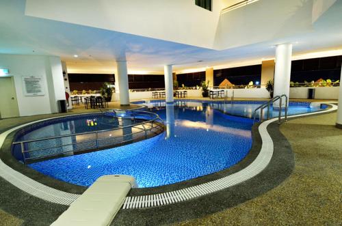 哥打巴鲁哥打巴鲁假日别墅套房酒店的大型建筑中的大型游泳池