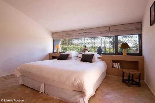 阿加迪尔达尔马克吐布酒店的卧室设有一张白色大床和一扇窗户。