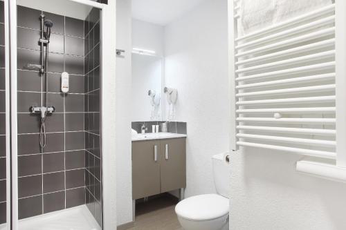 马赛市奥德利圆顶公寓式酒店的一间浴室