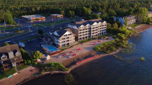 特拉弗斯城Cherry Tree Inn & Suites的靠近水面的度假胜地的空中景致