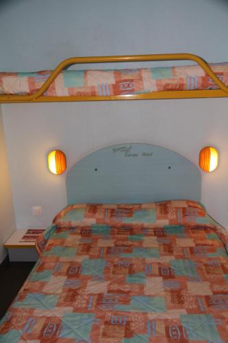 瓦雷讷沃泽勒欧洲酒店的一间卧室配有一张带两张双层床的床铺。