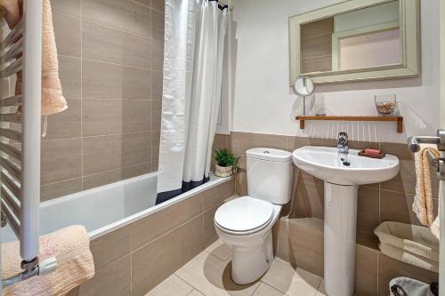 巴塞罗那哈比泰特布鲁克露台公寓的一间带卫生间和水槽的浴室