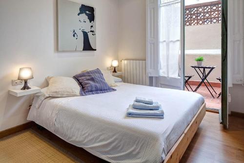 巴塞罗那哈比泰特布鲁克露台公寓的一间卧室配有一张大床和毛巾