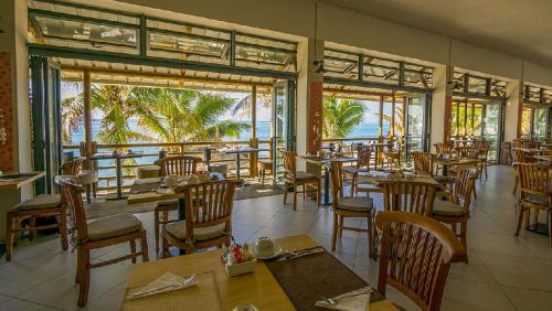 半岛海湾海滩Spa度假酒店餐厅或其他用餐的地方