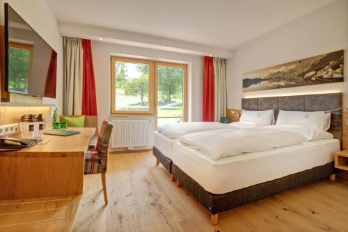 斯拉德明施特霍夫酒店的一间卧室配有一张大床和一张书桌