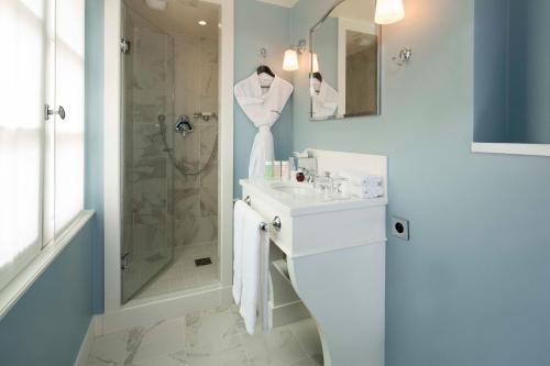 拉尚布热马莱斯酒店的一间浴室