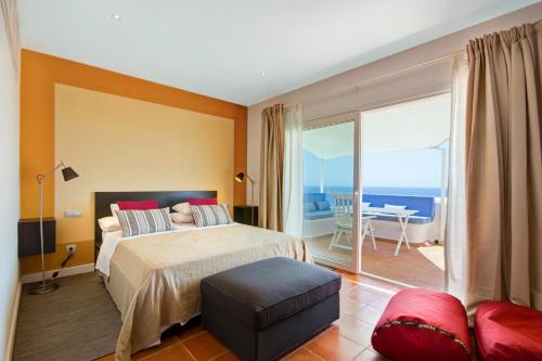 塔拉曼卡Can Panorama的一间卧室配有一张床,享有海景