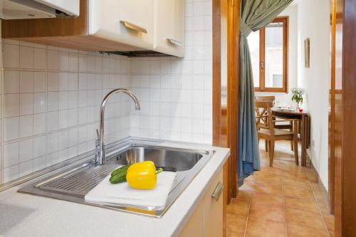 威尼斯Locappart Redentore的厨房配有水槽,上面有黄柠檬