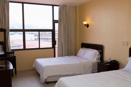 圣何塞诺瓦酒店的酒店客房设有两张床和大窗户。