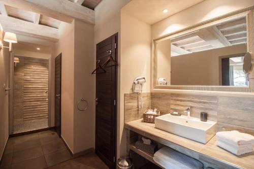 LaudunBoutique Hôtel La Villa MONTESQUIEU的一间带水槽和镜子的浴室