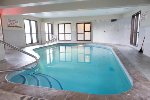 镭温泉镭园旅馆的大楼内的大型游泳池