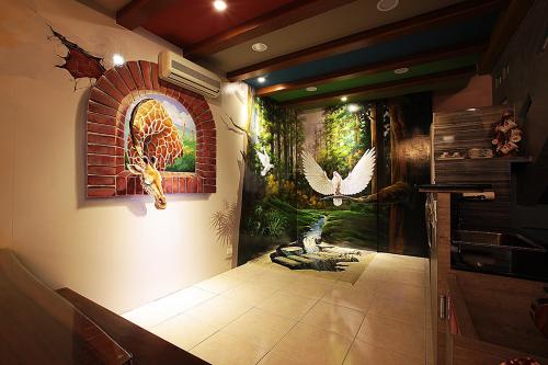 花莲市太阳花3D浮雕民宿的走廊上挂有鸟壁画的墙壁