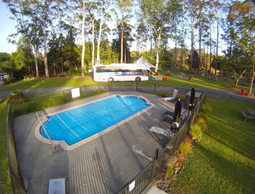 派西亚岛屿湾假日公园 的一辆公共汽车停在游泳池旁