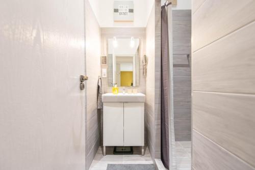 布达佩斯happy home JOY - apartment with free Pinball Machine的白色的浴室设有水槽和镜子