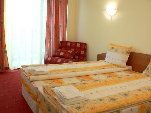 瓦尔瓦拉瓦尔瓦拉酒店的酒店客房,配有两张床和椅子