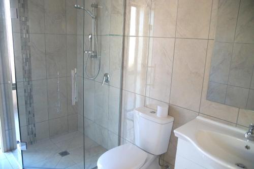 格雷默斯典雅风格度假屋的带淋浴、卫生间和盥洗盆的浴室