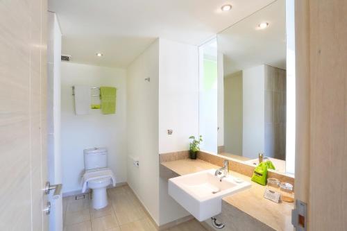 金巴兰武吉金巴兰麦克斯万酒店的浴室配有白色水槽和卫生间。