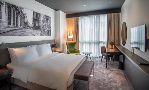 波德戈里察CUE Podgorica的配有一张床和一张书桌的酒店客房