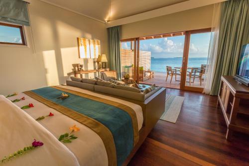古丽都胡拉瓦西岛度假村的一间卧室设有一张床,享有海景