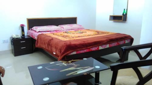 乌代浦Lake face的一间卧室配有一张桌子和一张桌子。