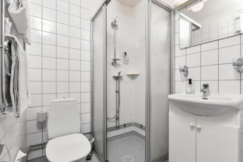 斯德哥尔摩贝玛酒店的带淋浴、卫生间和盥洗盆的浴室