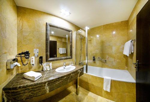 格兰迪尔布拉格酒店的一间浴室