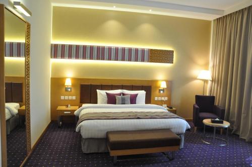 迪拜财富公园酒店 的配有一张大床和镜子的酒店客房