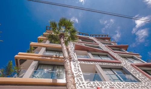 卡萨布兰卡Hôtel Down Town Maarif的一座建筑前的棕榈树