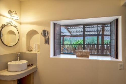 瓜达鲁佩镇特拉蒂尔瓦拉住宿加早餐旅馆的一间带水槽和窗户的浴室