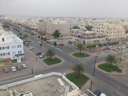 锡卜胡辛阿尔卡里公寓酒店的城市街道的空中景观