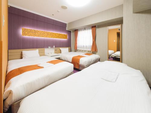 名古屋名古屋永安国际酒店的一间酒店客房,房间内设有两张床