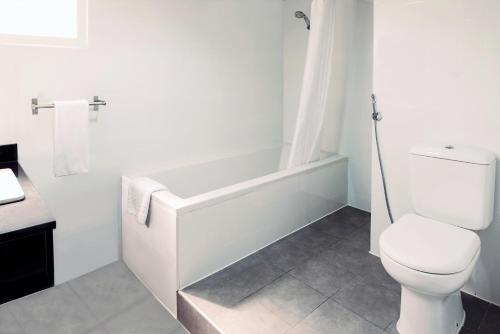 阿布扎比阿联酋广场酒店的一间带卫生间和浴缸的浴室