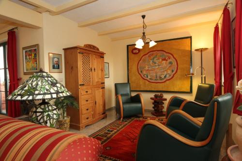 朗克维茨弗日恩瓦纳拉格艾特摩尔克瑞酒店的客厅配有三把椅子和一张桌子