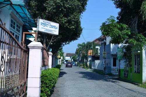 日惹赛普塔度假屋的柱子上带有 ⁇ 索标志的街道