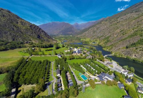 金格塔诺坎普露营简易别墅的享有河流和山脉的度假村的空中景致