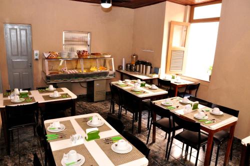 里约热内卢里亚索尔广场酒店的餐厅内带桌椅的用餐室